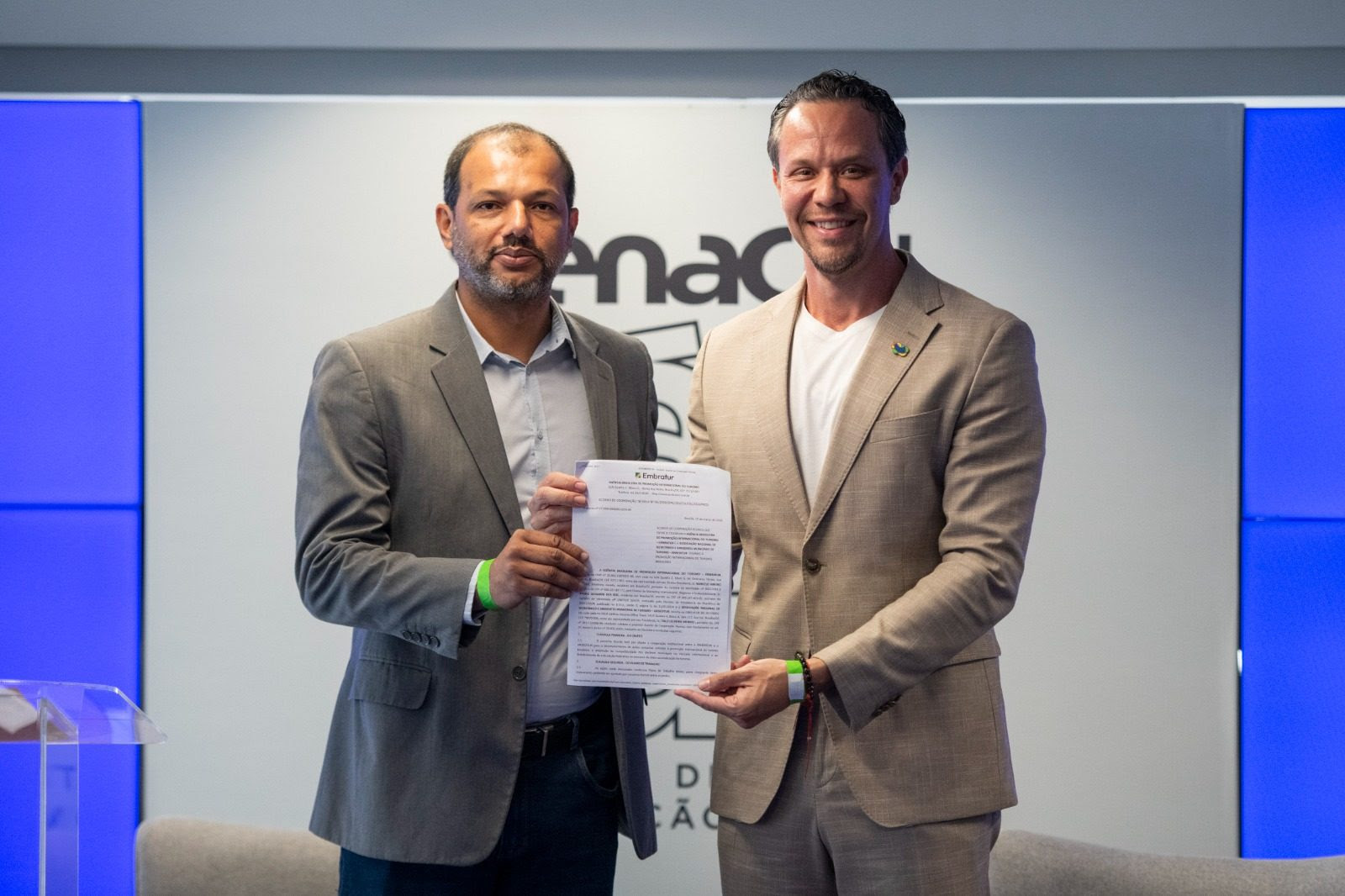 Embratur e ANSEDITUR firmam acordo para fortalecer promoção internacional de municípios brasileiros